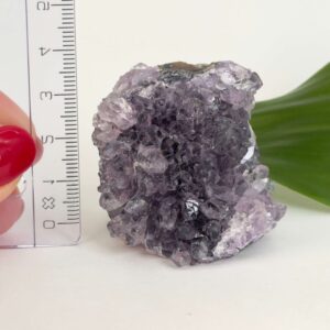 Ametyst grotte er en anti-stress-sten og søvnsten. Den hjælper med at mindre tankemylder og skabe ro.