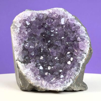 Ametyst grotte er en anti-stress-sten og søvnsten. Den hjælper med at mindre tankemylder og skabe ro.