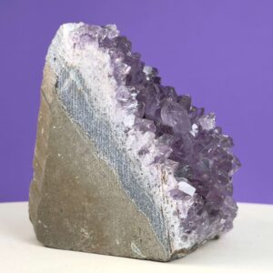 Ametyst grotte er en anti-stress-sten og søvnsten. Den hjælper med at mindre tankemylder og skabe ro.