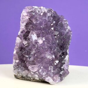 Ametyst grotte er en anti-stress-sten og søvnsten. Den hjælper med at mindre tankemylder og skabe ro.