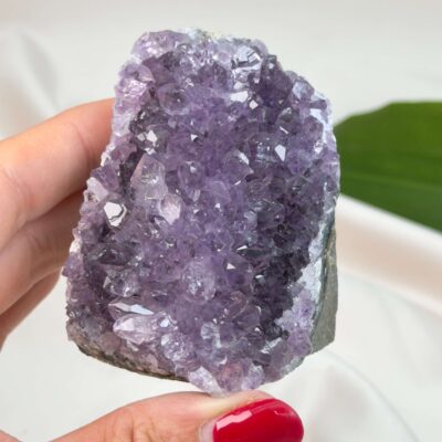 Ametyst grotte er en anti-stress-sten og søvnsten. Den hjælper med at mindre tankemylder og skabe ro.