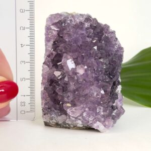 Ametyst grotte er en anti-stress-sten og søvnsten. Den hjælper med at mindre tankemylder og skabe ro.