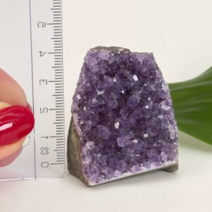 Ametyst grotte er en anti-stress-sten og søvnsten. Den hjælper med at mindre tankemylder og skabe ro.
