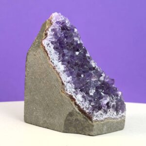 Ametyst grotte er en anti-stress-sten og søvnsten. Den hjælper med at mindre tankemylder og skabe ro.
