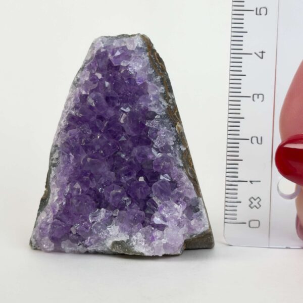 Ametyst grotte er en anti-stress-sten og søvnsten. Den hjælper med at mindre tankemylder og skabe ro.