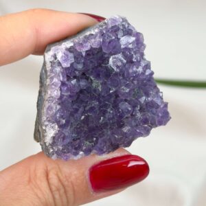 Ametyst grotte er en anti-stress-sten og søvnsten. Den hjælper med at mindre tankemylder og skabe ro.