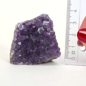 Ametyst grotte er en anti-stress-sten og søvnsten. Den hjælper med at mindre tankemylder og skabe ro.