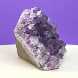 Ametyst grotte er en anti-stress-sten og søvnsten. Den hjælper med at mindre tankemylder og skabe ro.