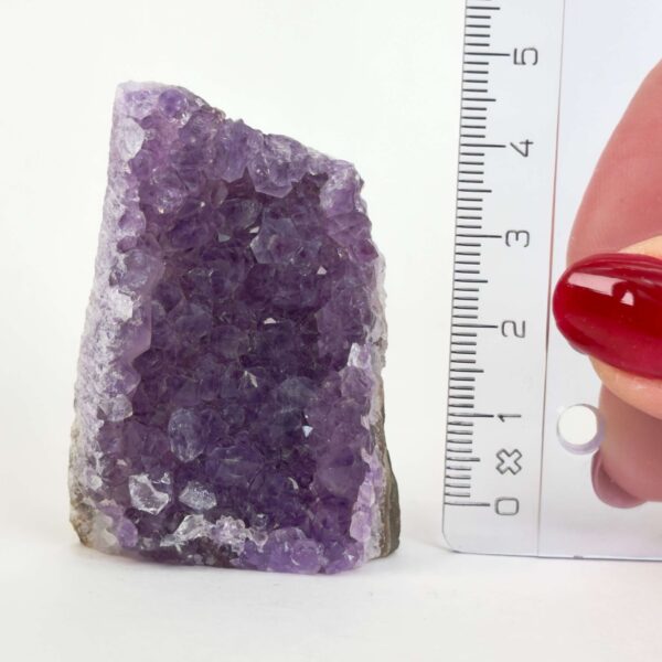 Ametyst grotte er en anti-stress-sten og søvnsten. Den hjælper med at mindre tankemylder og skabe ro.
