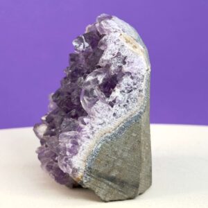 Ametyst grotte er en anti-stress-sten og søvnsten. Den hjælper med at mindre tankemylder og skabe ro.