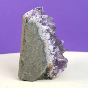 Ametyst grotte er en anti-stress-sten og søvnsten. Den hjælper med at mindre tankemylder og skabe ro.