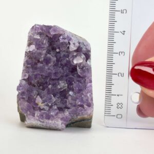 Ametyst grotte er en anti-stress-sten og søvnsten. Den hjælper med at mindre tankemylder og skabe ro.