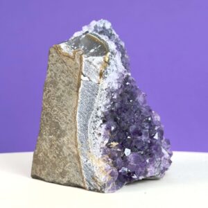 Ametyst grotte er en anti-stress-sten og søvnsten. Den hjælper med at mindre tankemylder og skabe ro.