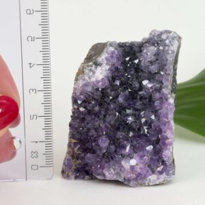 Ametyst grotte er en anti-stress-sten og søvnsten. Den hjælper med at mindre tankemylder og skabe ro.