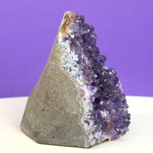 Ametyst grotte er en anti-stress-sten og søvnsten. Den hjælper med at mindre tankemylder og skabe ro.