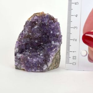 Ametyst grotte er en anti-stress-sten og søvnsten. Den hjælper med at mindre tankemylder og skabe ro.