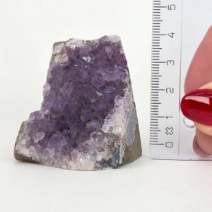 Ametyst grotte er en anti-stress-sten og søvnsten. Den hjælper med at mindre tankemylder og skabe ro.