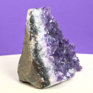 Ametyst grotte er en anti-stress-sten og søvnsten. Den hjælper med at mindre tankemylder og skabe ro.