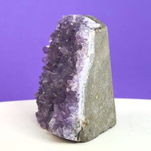 Ametyst grotte er en anti-stress-sten og søvnsten. Den hjælper med at mindre tankemylder og skabe ro.