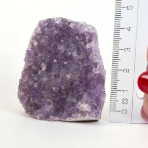 Ametyst grotte er en anti-stress-sten og søvnsten. Den hjælper med at mindre tankemylder og skabe ro.