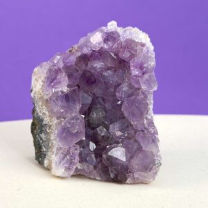 Ametyst grotte nr. 36 med lilla krystaller set forfra