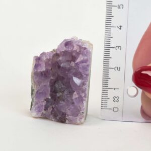 Ametyst grotte er en anti-stress-sten og søvnsten. Den hjælper med at mindre tankemylder og skabe ro.
