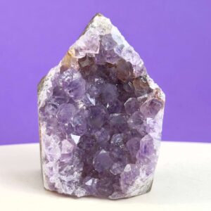 Ametyst grotte er en anti-stress-sten og søvnsten. Den hjælper med at mindre tankemylder og skabe ro.