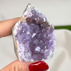 Ametyst grotte er en anti-stress-sten og søvnsten. Den hjælper med at mindre tankemylder og skabe ro.