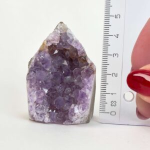 Ametyst grotte er en anti-stress-sten og søvnsten. Den hjælper med at mindre tankemylder og skabe ro.