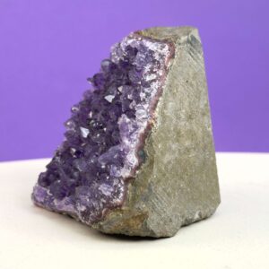 Ametyst grotte er en anti-stress-sten og søvnsten. Den hjælper med at mindre tankemylder og skabe ro.
