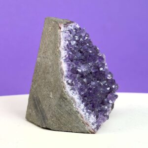 Ametyst grotte er en anti-stress-sten og søvnsten. Den hjælper med at mindre tankemylder og skabe ro.