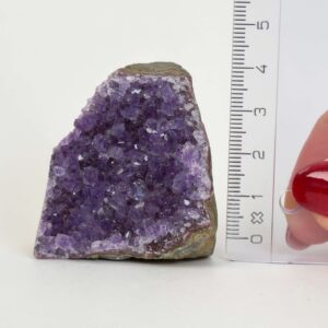 Ametyst grotte er en anti-stress-sten og søvnsten. Den hjælper med at mindre tankemylder og skabe ro.