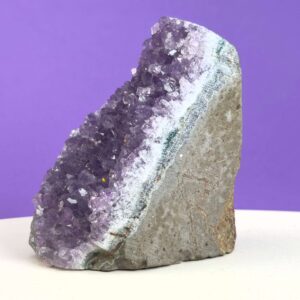 Ametyst grotte er en anti-stress-sten og søvnsten. Den hjælper med at mindre tankemylder og skabe ro.