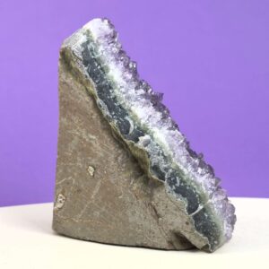 Ametyst grotte er en anti-stress-sten og søvnsten. Den hjælper med at mindre tankemylder og skabe ro.