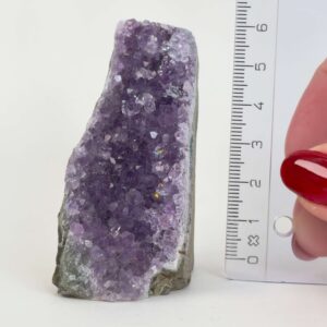 Ametyst grotte er en anti-stress-sten og søvnsten. Den hjælper med at mindre tankemylder og skabe ro.