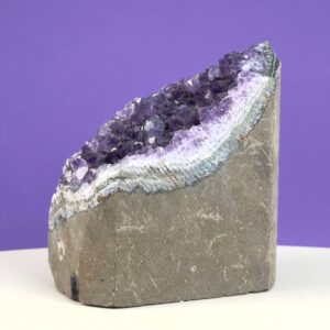 Ametyst grotte er en anti-stress-sten og søvnsten. Den hjælper med at mindre tankemylder og skabe ro.