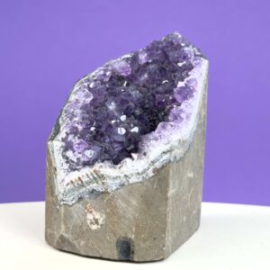 Ametyst grotte er en anti-stress-sten og søvnsten. Den hjælper med at mindre tankemylder og skabe ro.