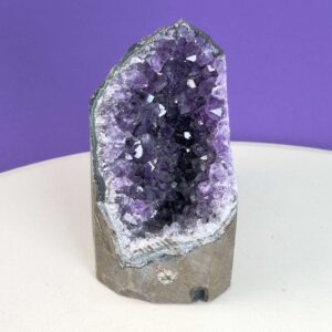 Ametyst grotte er en anti-stress-sten og søvnsten. Den hjælper med at mindre tankemylder og skabe ro.