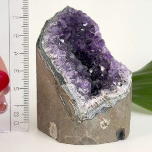 Ametyst grotte er en anti-stress-sten og søvnsten. Den hjælper med at mindre tankemylder og skabe ro.