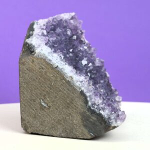 Ametyst grotte er en anti-stress-sten og søvnsten. Den hjælper med at mindre tankemylder og skabe ro.