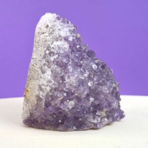 Ametyst grotte er en anti-stress-sten og søvnsten. Den hjælper med at mindre tankemylder og skabe ro.