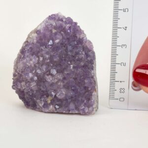 Ametyst grotte er en anti-stress-sten og søvnsten. Den hjælper med at mindre tankemylder og skabe ro.
