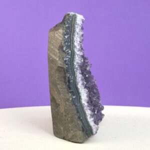 Ametyst grotte er en anti-stress-sten og søvnsten. Den hjælper med at mindre tankemylder og skabe ro.