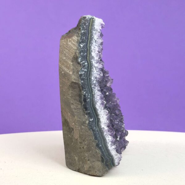 Ametyst grotte er en anti-stress-sten og søvnsten. Den hjælper med at mindre tankemylder og skabe ro.