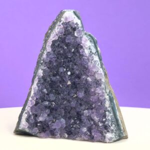 Ametyst grotte er en anti-stress-sten og søvnsten. Den hjælper med at mindre tankemylder og skabe ro.