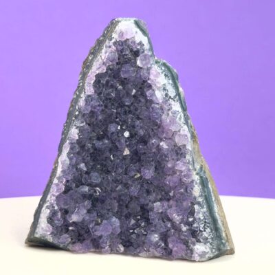 Ametyst grotte er en anti-stress-sten og søvnsten. Den hjælper med at mindre tankemylder og skabe ro.