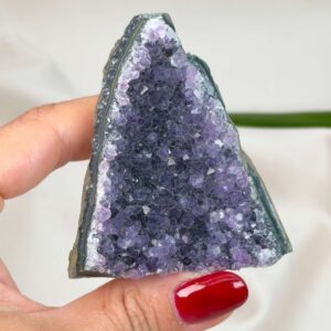 Ametyst grotte er en anti-stress-sten og søvnsten. Den hjælper med at mindre tankemylder og skabe ro.