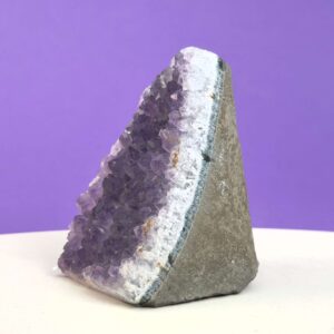 Ametyst grotte er en anti-stress-sten og søvnsten. Den hjælper med at mindre tankemylder og skabe ro.