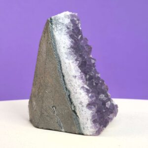 Ametyst grotte er en anti-stress-sten og søvnsten. Den hjælper med at mindre tankemylder og skabe ro.