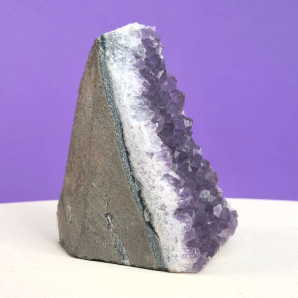 Ametyst grotte er en anti-stress-sten og søvnsten. Den hjælper med at mindre tankemylder og skabe ro.